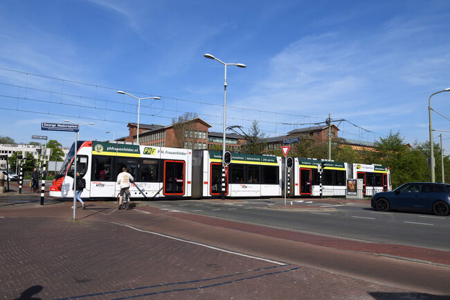 マドローダムの前を通る路線で、街の景色を眺めながらのんびりとした移動です。