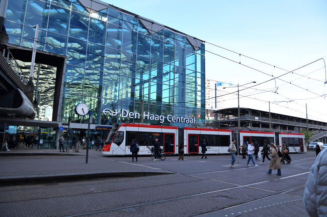 デン・ハーグ駅に到着しました。ここからロッテルダムへ戻ります。名残惜しさを感じながら、旅の続きを楽しみます。