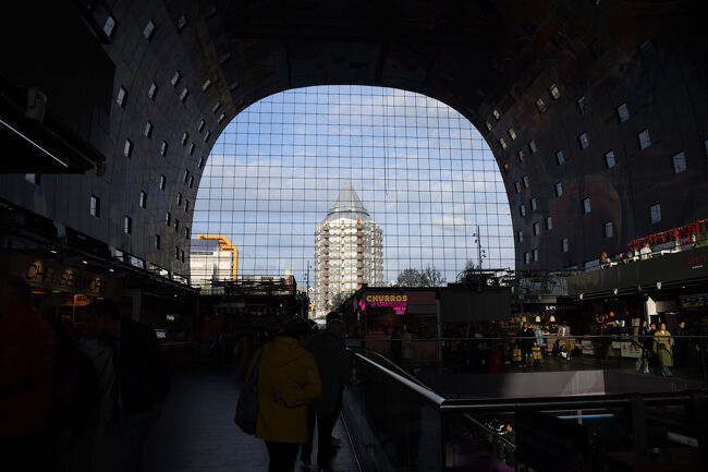 写真を少し暗くすることで、外の近代的なビルがガラス越しにはっきり映り込むようになっています。