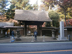 いよいよ今回のサイクリングのメイン、平林寺です。
室町時代に岩槻に創建され、江戸時代に現在の地に移転しました。
松平伊豆守信綱の菩提寺です。
入山料５００円。
入口の総門は、埼玉県指定有形文化財です。

