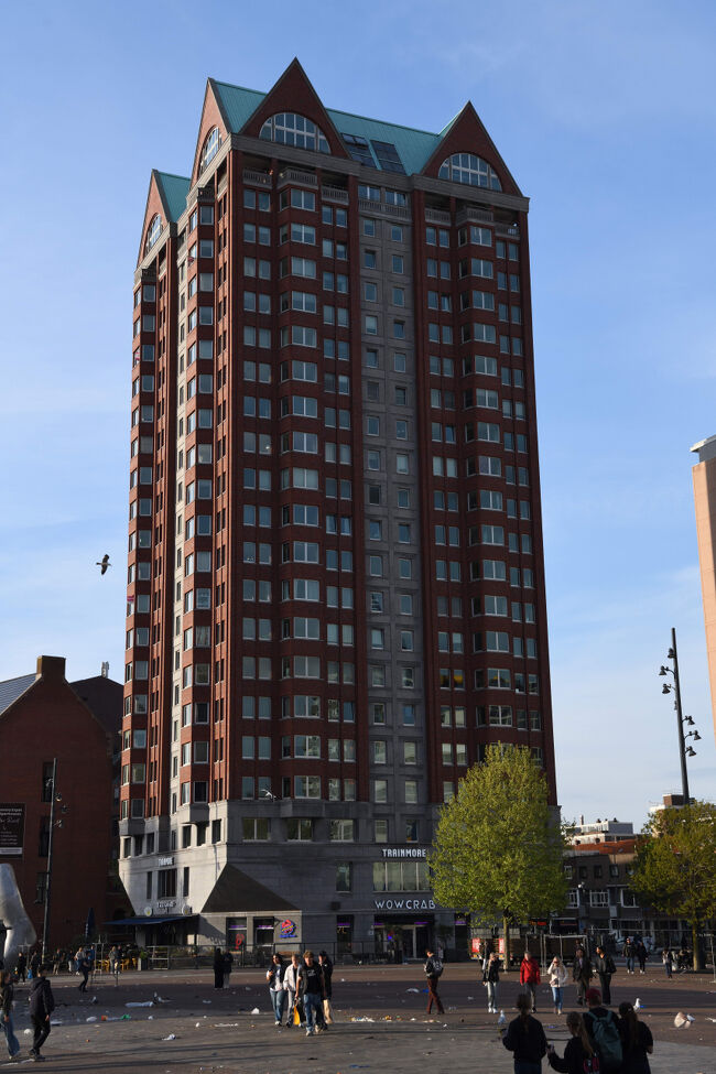 こちらの建物もアパートや共同住宅のようです。<br />赤レンガの外壁に三角屋根が特徴的で、上層階にはアーチ型の窓も見られます。