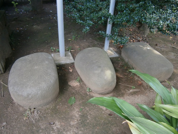 境内にあった、３つの力石。<br />昔、若者たちの力競べに使われた重石で、その石には持ち上げたと思われる人名や、力比べが行われていたであろう年号などが刻まれています。<br /><br />
