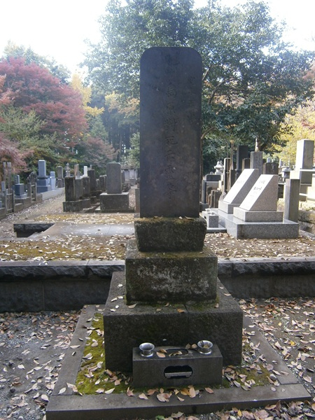 平林寺の境内には、いろいろな墓や石碑があります。<br />こちらは島原･天草一揆供養塔。<br />島原・天草一揆によるすべての犠牲者のための供養塔です。<br />一揆を平定した松平信綱の二百年遠忌に建立されました。<br /><br />