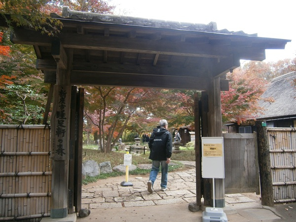 平林寺を後にして、平林寺からバス通りを隔てて反対側にある、睡足軒の森に行きました。<br />国指定天然記念物「平林寺境内林」の一画で、武蔵野の雑木林の面影を残しています。<br /><br /><br />