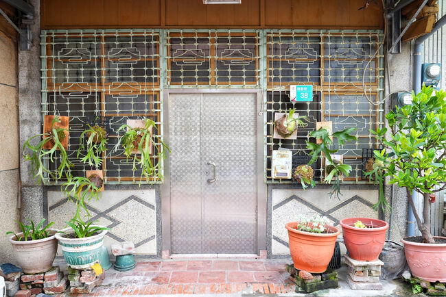 こちらの玄関にもヒカクシダ<br />流行っているのかな