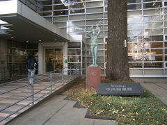 読書の森公園の隣にあるのが、杉並区立中央図書館。
ガラス張りの部分が多く、そこから隣の読書の森公園が眺められる、心地の良い図書館です。

