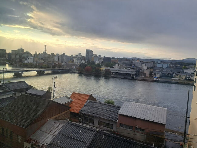 ホテルの部屋からの風景。<br />朝、大浴場でお風呂に入ってから朝食をいただく。<br />朝食は無料で食べられます。<br />30品以上のビュッフェで大満足でした。<br />（朝食写真撮るの忘れた・・・）