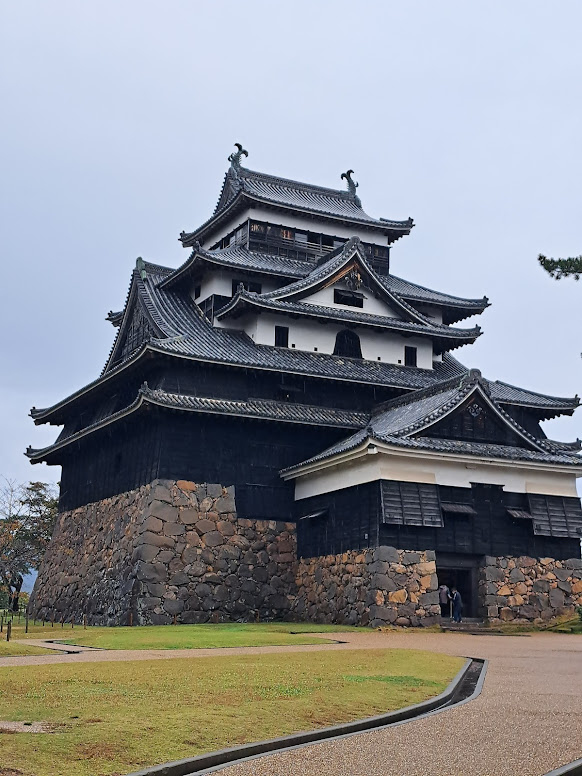 そして有料区域へ入ると、ドドーン！！<br />キター(ﾟ∀ﾟ)、松江城！！