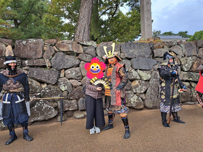 殿と記念撮影。<br />さすが殿、ポーズもバッチリです！！<br /><br />と、ボランティアガイドっぽい人が、この後の予定を聞いてきたので、<br />急勾配の江島大橋へ行く<br />（昨日も行ったのですが相方がもう一度行きたいというので・・・<br />（山陰の旅3日目参照））<br />と伝えると、<br />すぐそばに美味しいうなぎ屋があるからお薦めだよ、ちょっと高いけどね。<br />と教えてくれました。<br /><br />ふーん、<br />とその時は興味なく聞いていたのですが、<br />このアドバイスが後の運命を大きく左右することになります。