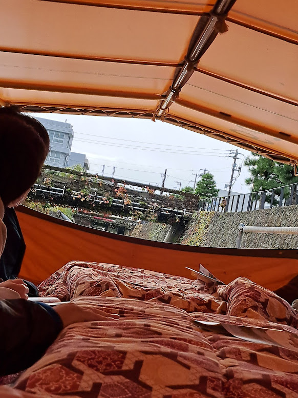 この船、橋の下をギリギリでくぐるスリル満点の船旅となっております。<br />上の屋根をたたんで中の人もこたつにひれ伏せないとくぐれない橋もいくつかあり、あっという間の50分でした！！
