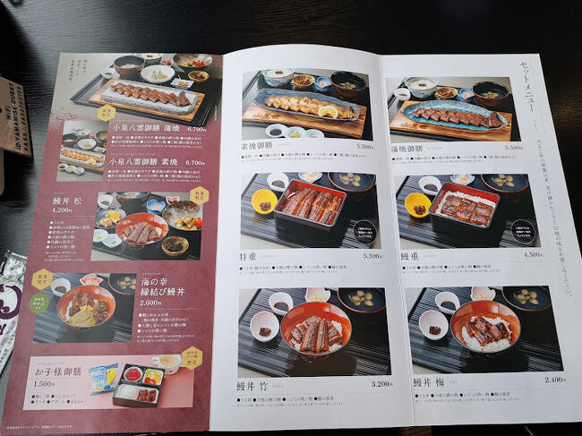 さっそくメニューを。<br />値段は見ないことに…。<br />