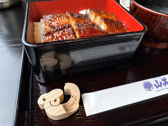 箸置きがうなぎでかわいかったー！！<br />そして見て、この鰻の断面、分厚い！！<br />めっちゃ美味しかったです。