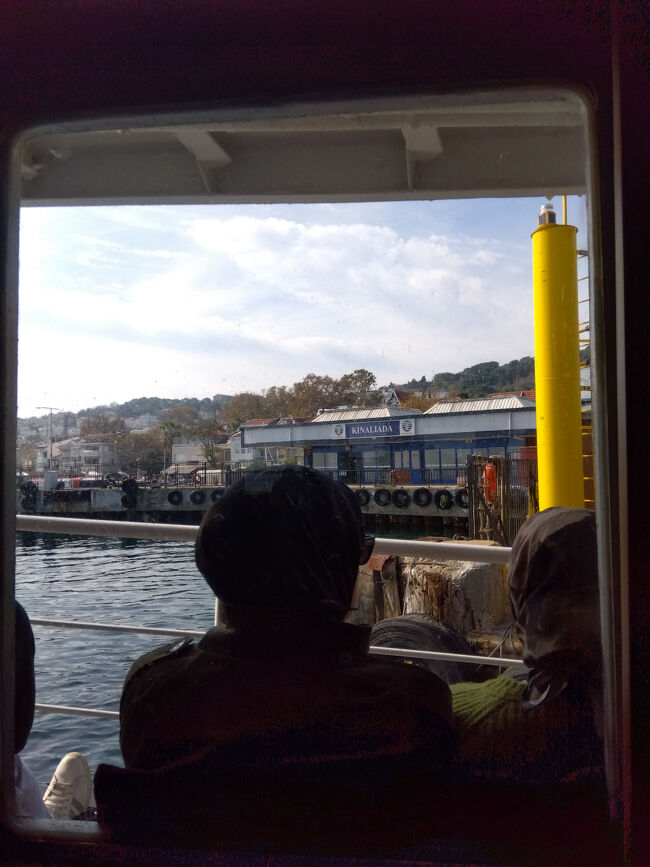 フェリーは途中の島で止まりつつ進みます。多くの人が乗り降りしていました。