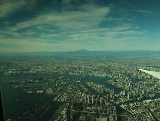 離陸した直後から富士山が見えてました。
