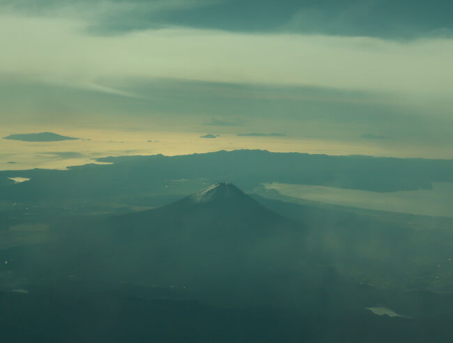 少し雲が掛かってますが，山梨の上空からの富士山です。