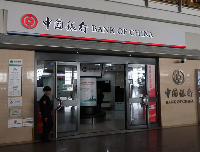 「現金チャレンジ」をするために，4階にある中国銀行で両替しました。