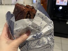 シャルルドゴール空港T2から出発です。昨日ストレーで買ったチョコデニッシュパンを食べます。後ろに写っているコーヒーの自販機、結構いろいろ選択肢があって面白かったです。