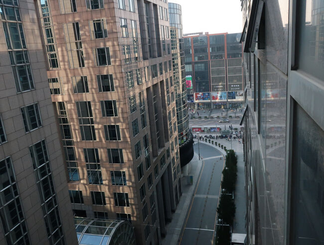 奥の通りが「王府井大街」。