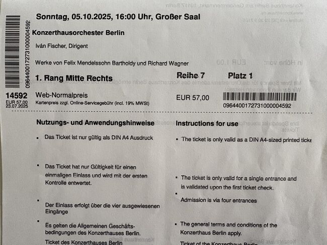 もしコンサートが長引いても抜け出しやすいように、2階の正面の1番後ろの端の席を取りました。7月23日にオーケストラのホームページから予約しました。２階の正面の７列目の右端です。57ユーロでした。チケットはEチケットで、プリントアウトしたものを持参しました。２階の後方の席は空席が多く、ドアが閉まるとみんな聞きやすい席に移動しました。私も1番後ろのほぼ中央の席に移動しました。オーケストラ全体が見やすくて音響も良くお勧めの席でした。ホール全体はシューボックス型ですが、やや小さ目のホールで、オーケストラの音もよく聞こえました。