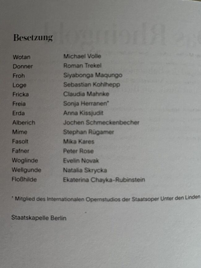 歌手の配役表です。演出のため歌唱力も演技力も必要とされ大変だと思いますが、水準は高かったです。オペラハウスもそれほど大きくないので、歌いやすいのではないでしょうか。