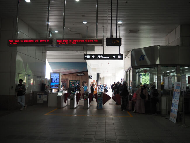 まだまだいろんな人が入れ替わり蜜柑ちゃんを愛でてます<br />橋頭糖廠駅に来て１時間ほど、やっと改札を出ました