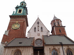 クラクフ観光の1日目はヴァヴェル大聖堂からです
国王の戴冠式が行われた立派な大聖堂です