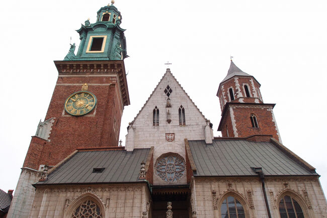 クラクフ観光の1日目はヴァヴェル大聖堂からです<br />国王の戴冠式が行われた立派な大聖堂です