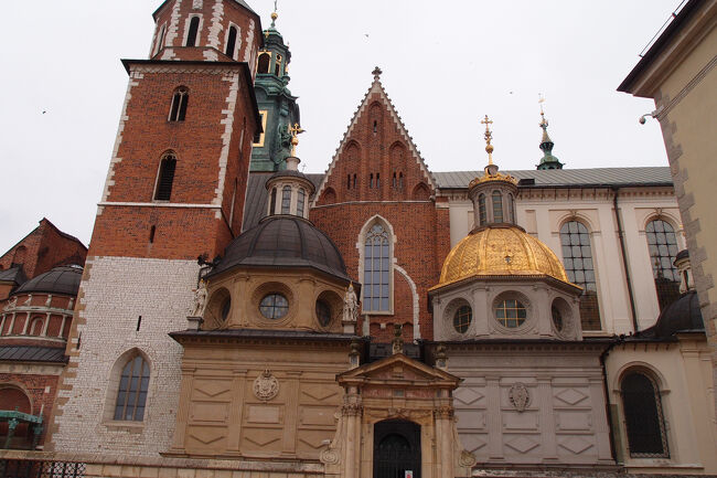 南側から見た大聖堂です<br />黄金ドームの下がジグムントチャペルです<br />大聖堂内部は撮影禁止でした