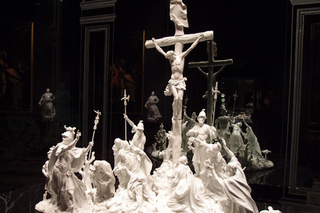 磁器キャビネットです