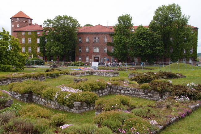 ヴァヴェル城のビジターセンターの建物です<br />16世紀までクラクフはポーランドの首都でした