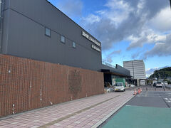 ホテルをチェックアウト

同じ敷地内の道の駅はまだ開店前
隣にありながら、立ち寄らずに出発です