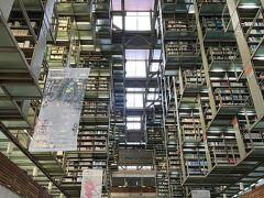 なんと同じ歳の方でメキシコ在住の日本女性です
時間も限られてるので近場のヴァスコンセロス図書館へ
見ての通り宙に浮かんでるようなので「空中図書館」と親しまれてるそうです