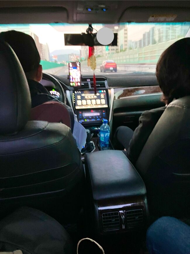 女性の現地ガイドさん1人と<br />男性の運転手さん1人と<br />私たち夫婦で<br />同年代ダブルデートみたいやんか…(//∇//)<br /><br />ガイド『ではトヨタの"ケムリ"で行きます』<br />私たち「？？」<br />ガイド『この高速道路は無料なので<br />　　　　ビンボービトの道路とイイます』<br />私たち「？？」<br />ギャグなんかマジなんか？わからん<br /><br />ガイド『これから"パリ"にご案内します』<br />私たち「パ、パ、パリ？」