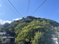 行ってびっくり、ロープウェイは大行列。自販機でチケットを買ってから、係の方に聞いたら１時間半くらいかかるかもと！いやいやそんなに待てないよ。15分間隔で運行と書いてありますが、祝日の今日は臨時便も出ていたようで？どうかな、と悩みました。
チケット買っちゃったし、かといって他に見たいところもないし、新幹線の時間まで持て余すし‥とりあえず並びながら夫と作戦会議。やっぱり辞めようと窓口で払い戻しするも、その後娘がどーしても乗りたい！と意外なガッツを見せてくれ、またまたチケットを買って並び続けました。結局30～40分くらいで乗れたので、良かった。片道500円、往復700円と往復の方がお得ですが、帰りもこんなに並んだらイヤと思い、登り片道だけに。