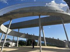 千光寺山頂の展望台です。近代的なフォルム。ここに上がる前に、疲れを癒すため茶屋みたいな休憩所で休憩。暑いし並ぶしで、ドリンクやアイスが飛ぶように売れていましたね。