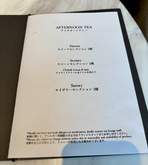 ウェルカムドリンクのシャンパンをいただきながらチェックインの手続きをします。 <br />ちょうどアフタヌーンティーの時間帯でもあったので、そのままティータイムを楽しむことに。