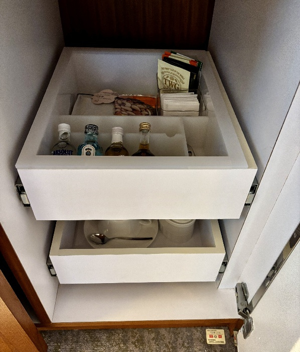 ミニバー（有料）とお茶類（無料）