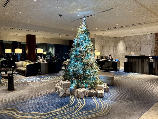 フロントは、思いのほかこじんまりとした造り。<br />ロビーに漂う香水の香りがかなり強く、個人的には少し残念に感じてしまいました。<br /><br />フロントでスタッフの方に声をかけて名前を伝えます。<br /><br />通常、このクラスのホテルであれば、向こうから「ご宿泊ですか？」と声をかけてくれ、名前を伝えるとクラブラウンジに案内してくれることが多いのですが、<br />ここでは、まずフロントに並ぶなどして宿泊の確認をしてもらう必要がありました。<br />