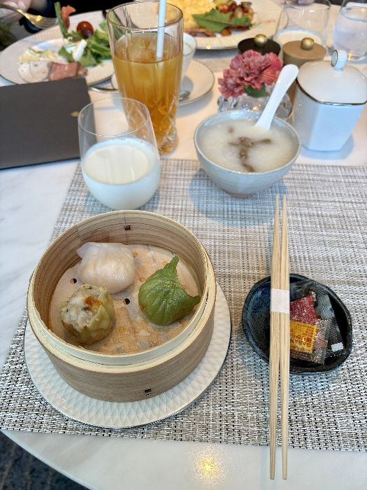 朝食<br /><br />サイドセレクションから好きなだけ追加できます。<br />私は点心とおかゆを頂きました。