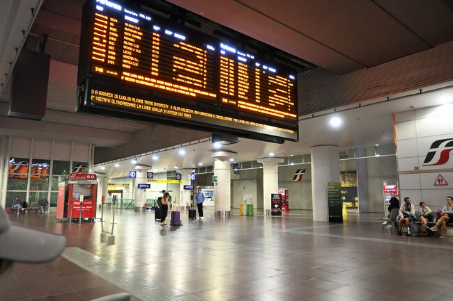 朝8時のフレッチャロッサにてベネチアへ出発。日中は観光にあてたいので、移動はどうしても早朝か夕方以降となり、強行日程に拍車がかかる。とはいえ、ボローニャでは半日の休養があったので疲労はいくぶん緩和され、さらに連日の美食でエネルギーはかなりチャージされた。後半も頑張りたい。