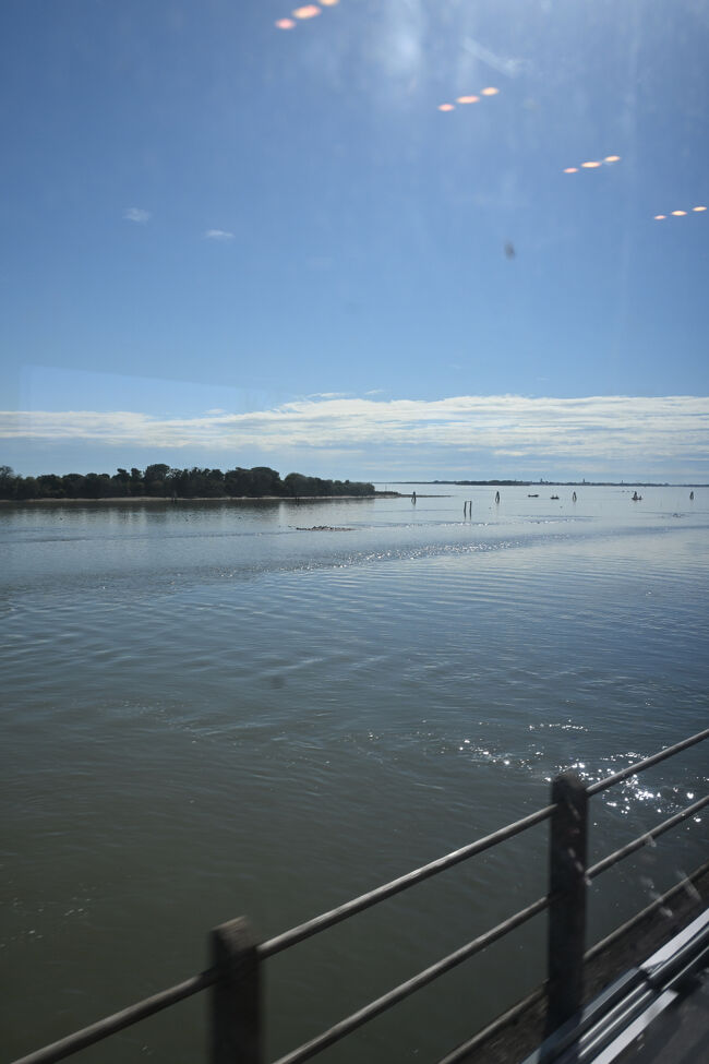 ご存知のとおり、ベネチアは干潟を埋め立てて建設された洋上の島であるが、長さ3,850メートルのリベルタ橋によって鉄道・道路ともにイタリア本土とつながっている。橋は180年ほど前にかけられたもののようで、意外に古い。