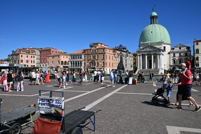 駅を出ると、いきなりベネチア名物の大運河「カナル・グランデ」が眼前に広がる。素晴らしいロケーションだ。ベネチア旧市街はこの逆S字状に走るカナル・グランデによって大きく二分されている。
