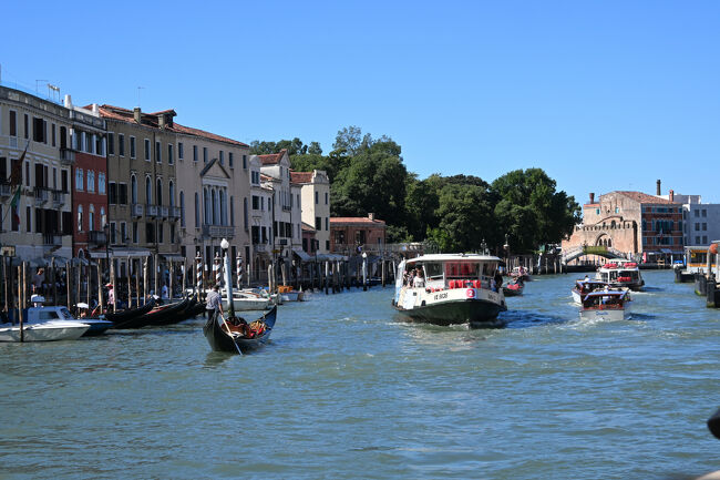 本土から来た車やバスが入れるのは駅周辺までで、旧市街に車で入ることはできない。自転車すら禁止。カナル・グランデをメインに中型船の水上バスや小型船の水上タクシーが運行されているので、移動はもっぱら水上バスを利用するか、頑張って歩くかの二択になる。