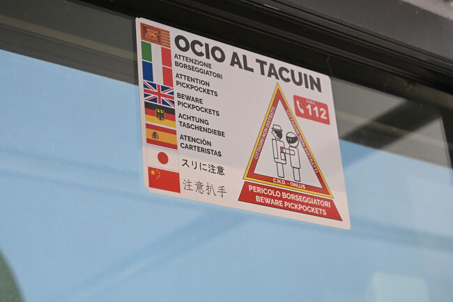 スリに注意の張り紙。ご丁寧に各国語で警告されており、スリ被害の多さがうかがえる。大きなスーツケースを持って乗る観光客も多いので、隙が生まれやすいのだろう。実際、船内にはどうみてもスリ一徹といった風格の老婆がおり、船内の客の様子を鋭い目つきで物色していた。危なすぎるって。