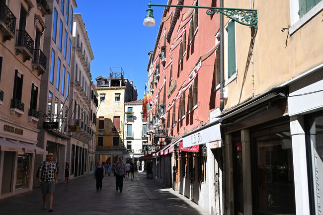 呻吟の末、ようやく「Hotel Saturnia &amp; International」に到着した。観光の中心であるサン・マルコ広場から至近距離で、駅へ行く以外はどこへ行くにも便利である。