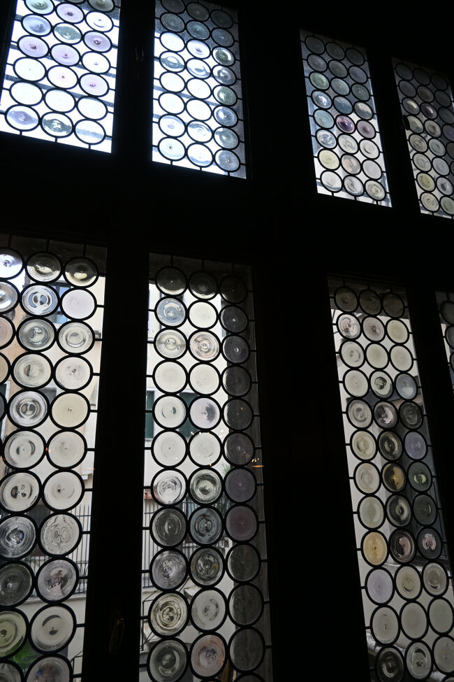 丸が連続したレトロ柄の窓も味わい深い。