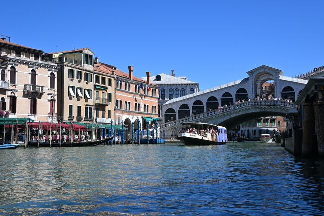 水路からカナル・グランデに出て、有名なリアルト橋を一望。カナル・グランデは大小さまざまな船でにぎわっている。さすがは水の都。