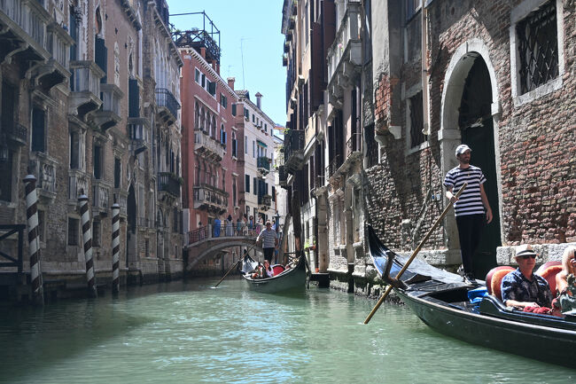 ふたたび細い水路へ。船からゆったりと町並みを眺めるのは楽しい。