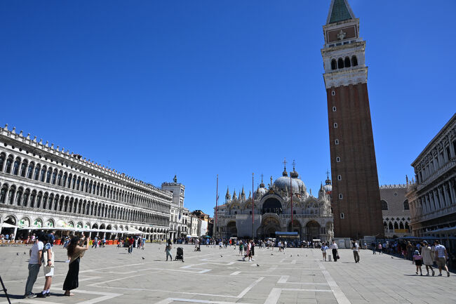 ゴンドラを堪能した後は、ベネチアの象徴、サン・マルコ広場へ。旧市街は隙間なく建物が密集しているため、この広場に出たときの開放感はなかなかのもの。無条件に気分がよい。周囲は歴史的建造物が取り囲む。ベネチアではもっとも低地にあるそうで、冬場はたまに冠水がニュースになったりする。