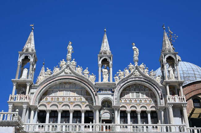 屋根の上では聖人像が大行列している。